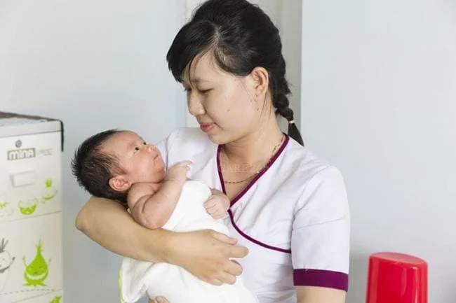Nguyên tắc trong cách ẵm bé sơ sinh