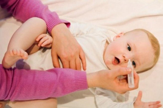 Rửa mũi cho trẻ sơ sinh bằng nước muối sinh lý