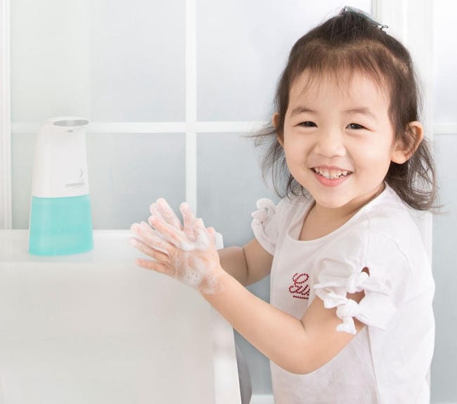 Rửa tay bằng xà phòng cho bé thường xuyên