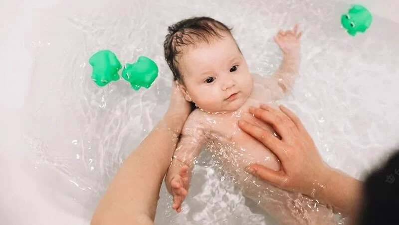Sau tuần khủng hoảng này bé sẽ biết nhìn mọi vật chăm chú
