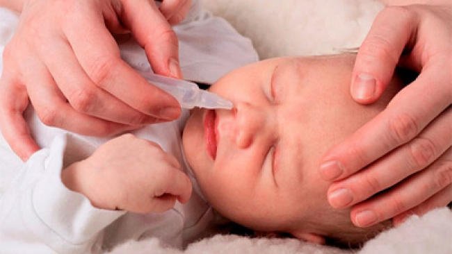 Nên dùng khăn ấm hay băng lọc khi trị nghẹt mũi cho trẻ sơ sinh?
