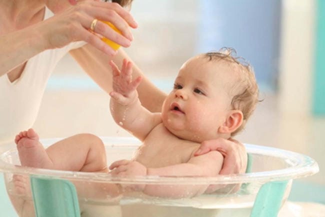Tắm cho trẻ bằng nước ấm