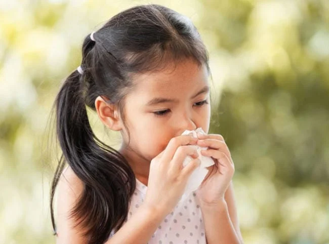 Trẻ bị nhiễm virus gây ngạt mũi về đêm