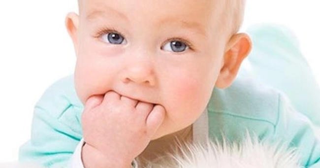 Trẻ mút tay ảnh hưởng đến sự phát triển và sức khỏe của bé