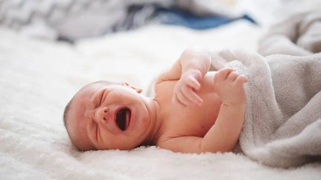Trẻ sơ sinh thở khò khè và hay vặn mình phải làm sao?