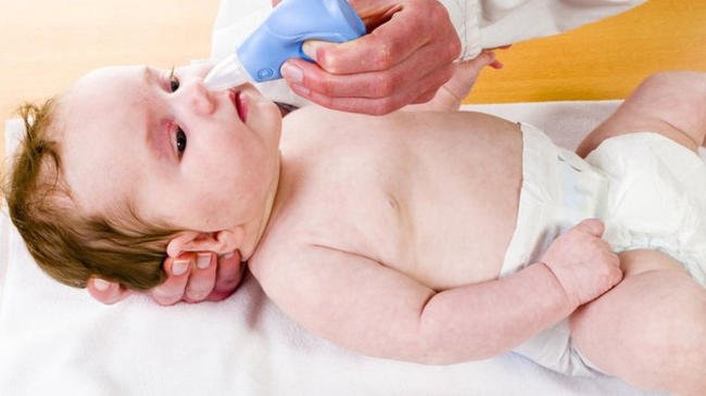 Vệ sinh mũi bằng nước muối sinh lý