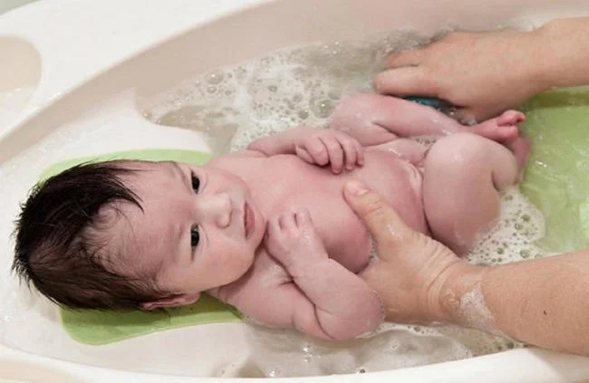 Bé bị khô da tắm lá gì? 7 loại lá giúp da bé mềm mịn