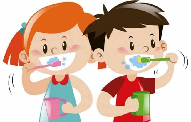 Bé không vệ sinh răng miệng đúng cách