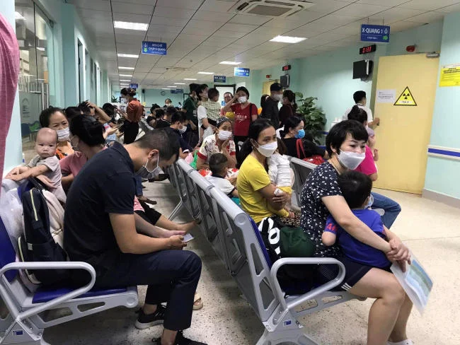 Bệnh viện quá tải vì bệnh nhi khám tăng cao