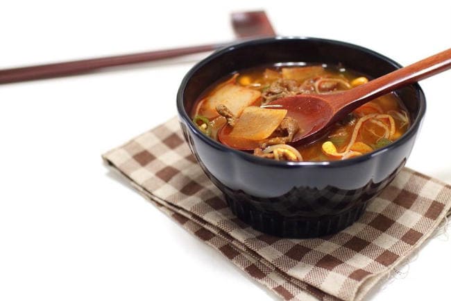Canh thịt bò, cà chua và giá đỗ thanh mát cho trẻ hay bị chảy máu cam
