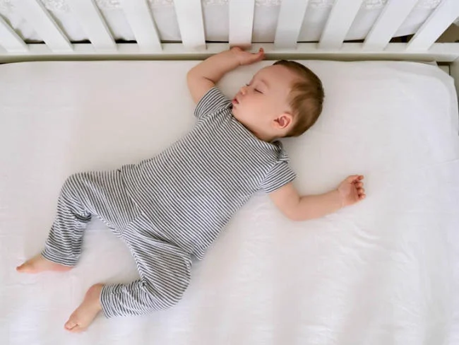 Đặt trẻ nằm ngửa khi ngủ