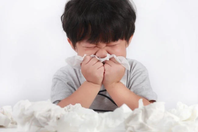Dị vật trong mũi là một trong những nguyên nhân chảy máu cam ở trẻ em