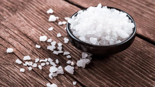 Sử dụng muối gội đầu cho bé
