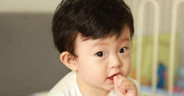Thói quen ngậm mút tay có thể khiến răng mọc lệch