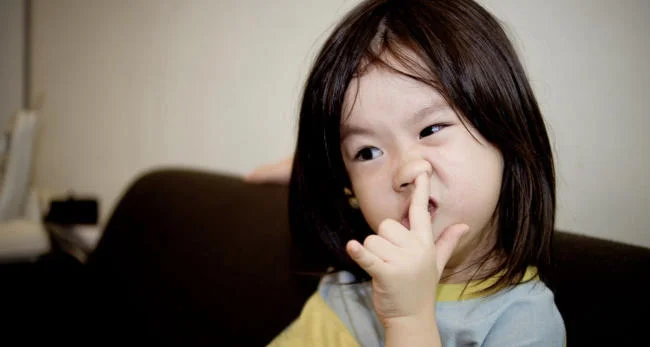 Thói quen ngoáy mũi có thể là nguyên nhân khiến trẻ bị chảy máu cam khi ngủ