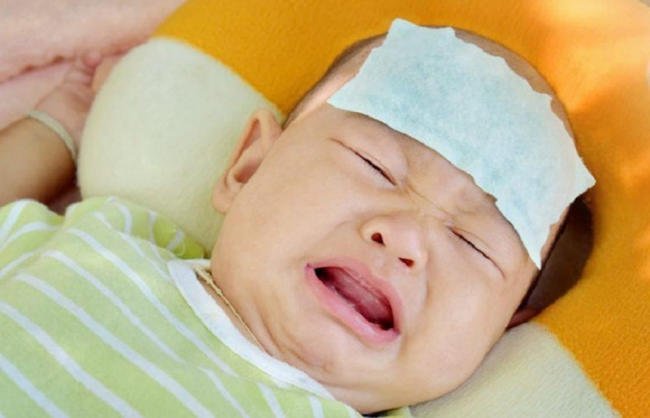Cách chăm sóc và an ủi bé khi bé sốt do mọc răng?
