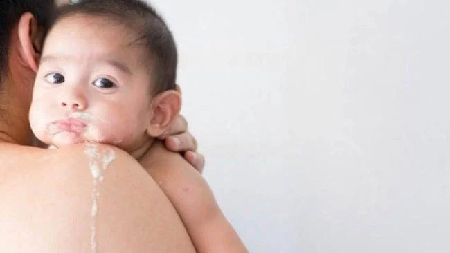 trẻ sơ sinh bị ọc sữa và thở khò khè