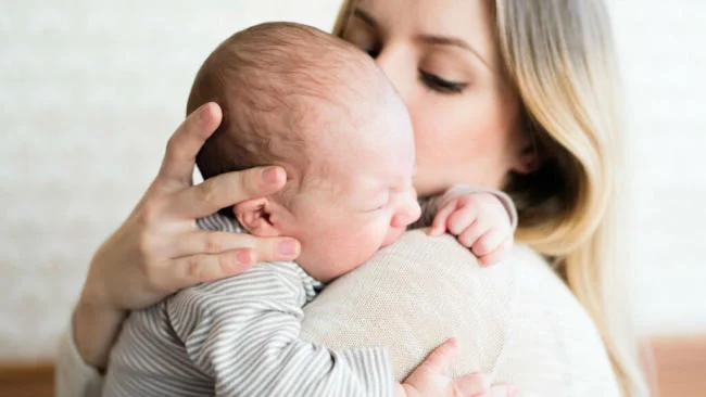 Vỗ về bé khi có dấu hiệu mọc răng