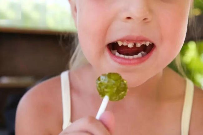 Vì sao bé ăn kẹo bị sâu răng? Và hướng giải quyết cho mẹ
