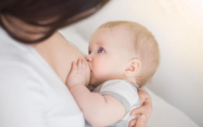 Bé bú mẹ hoàn toàn nên rơ lưỡi 2 - 3 ngày 1 lần