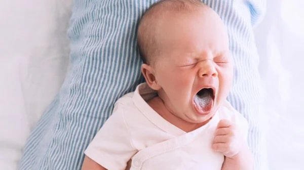 Bé bú sữa sẽ để lại cặn sữa trong miệng nên cần được vệ sinh hàng ngày