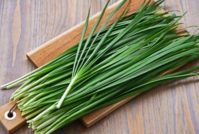 Cách rơ lưỡi cho trẻ bằng lá hẹ