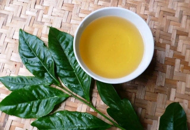 Cách rơ lưỡi cho trẻ sơ sinh bằng lá trà xanh