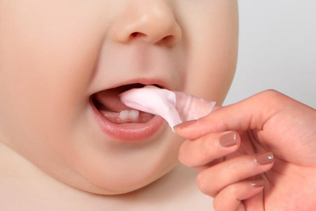 Chăm sóc răng miệng cho bé từ 0 - 6 tháng tuổi