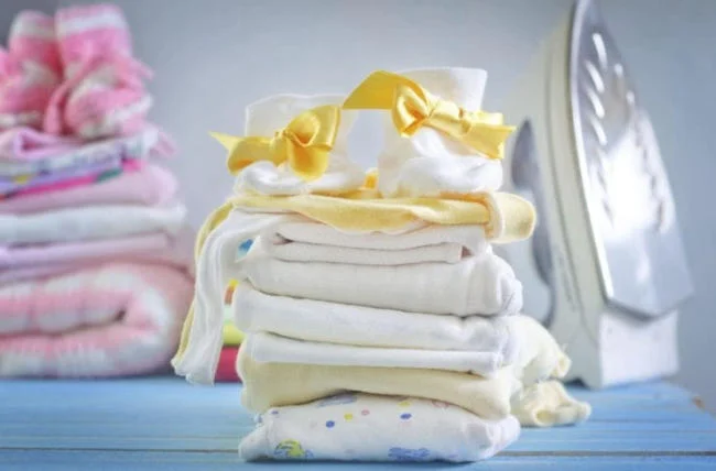 Chuẩn bị quần áo thoáng mát, thấm hút mồ hôi tốt cho con