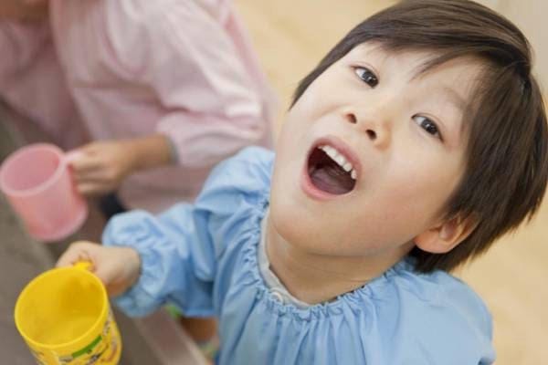 Giảm sún răng bằng nước muối