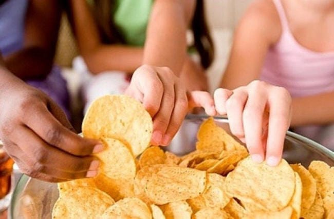 Hạn chế tần suất ăn vặt của trẻ