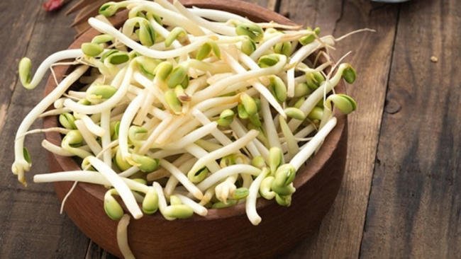 Rơ lưỡi cho bé bằng giá đỗ