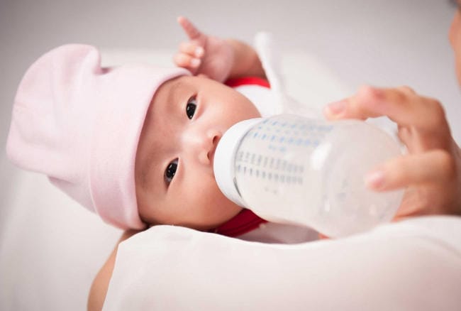Rơ lưỡi để vệ sinh răng miệng cho bé