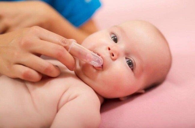 Rơ lưỡi giúp loại bỏ cặn sữa và vi khuẩn tích tụ