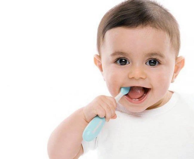Vệ sinh miệng cho bé bằng bàn chải mềm