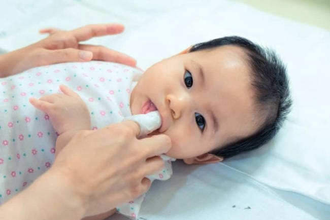 Vệ sinh răng miệng cho bé hàng ngày