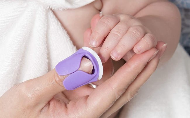 bấm móng tay cho trẻ sơ sinh