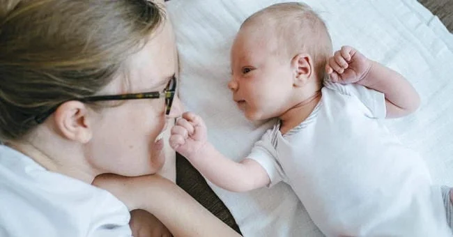Bé 3 tháng tuổi biết hóng chuyện