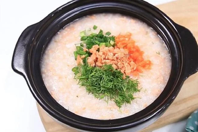 Cháo cá hồi là món ăn thơm ngon, giàu dinh dưỡng mà bà bầu nên ăn