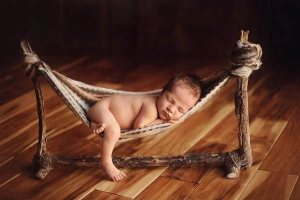 Có nhiều nguy hiểm khi cho trẻ nằm võng quá sớm