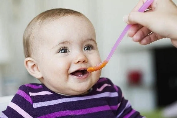 Dấu hiệu bé sẵn sàng ăn dặm