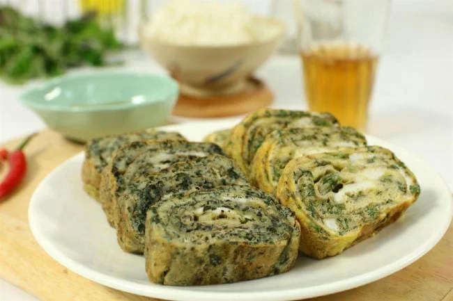 Món trứng rán ngải cứu thơm và bổ dành cho bà bầu