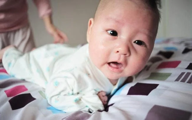 Nâng cao đầu khi nằm sấp