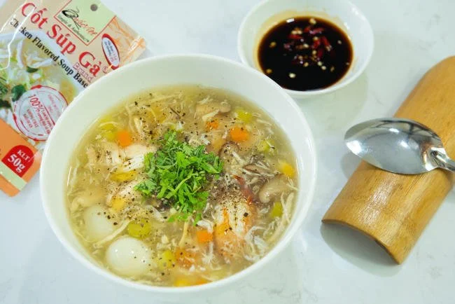 Súp gà là món ăn thơm ngon và đầy đủ dưỡng chất thiết yếu cho phụ nữ mang thai