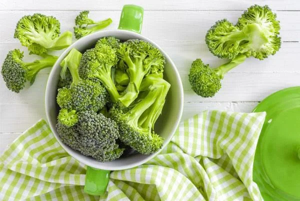 Súp lơ rau có lá màu xanh đậm là những thực phẩm bà bầu nên ăn