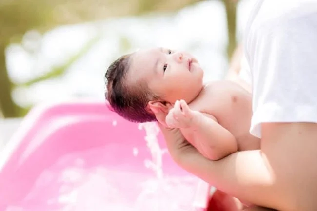 Tắm cho bé đúng cách