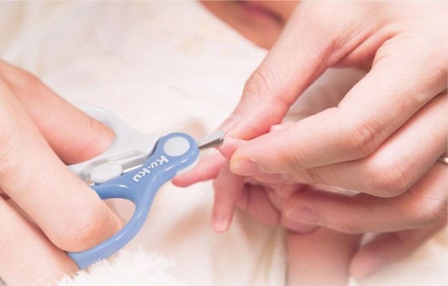 Thao tác cắt móng tay cho trẻ sơ sinh