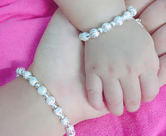 Trang sức bằng bạc là món quà phổ biến và vô cùng ý nghĩa tặng bé gái ngày thôi nôi