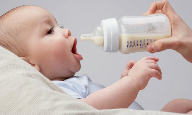 Trẻ 4 tháng uống mỗi cữ 90 - 120ml sữa