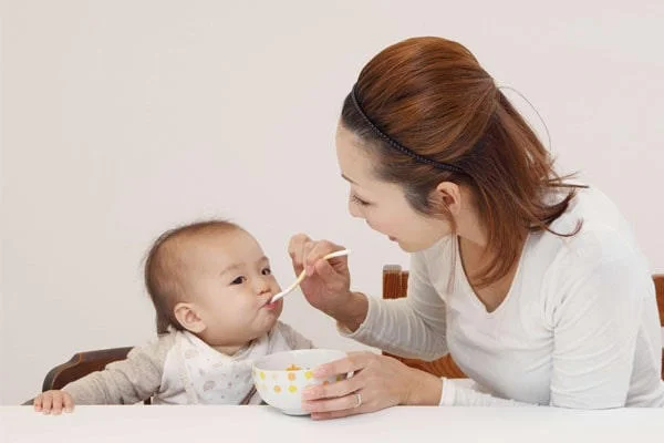 Vì lý do nào đó mẹ phải cai sữa sớm thì có thể cho bé ăn dặm từ 4 tháng tuổi